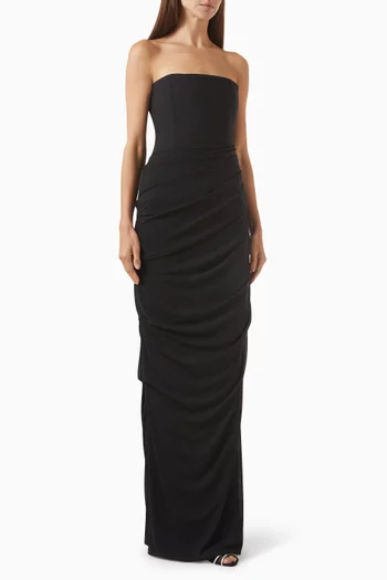 فستان بقصة ضيقة بلا حمالات وطيّات قماش شبكي مطاطي