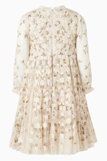 فستان بأكمام طويلة تول مزين بزهور الكاميليا