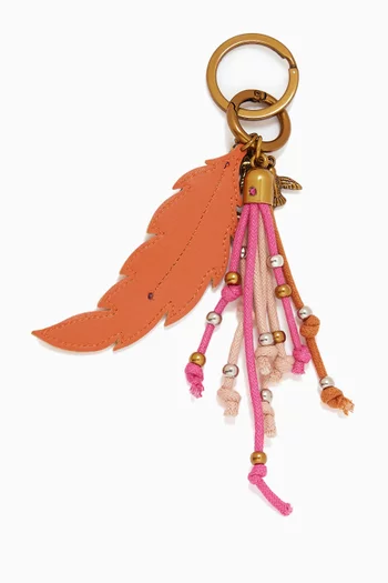 سلسلة مفاتيح بشرّابات وحلي ريش