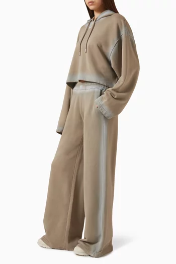 بنطال رياضي بطبعة شعار الماركة بطلاء بخاخ قطن