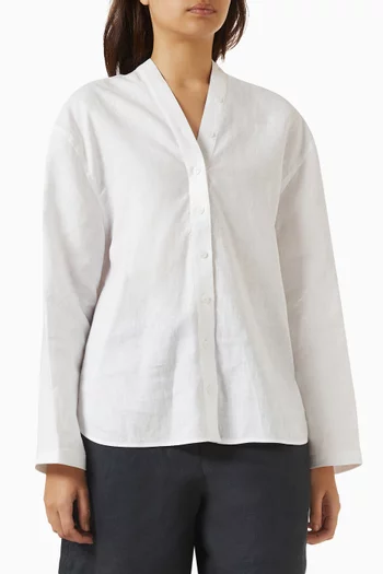 قميص كتان بفتحة رقبة V