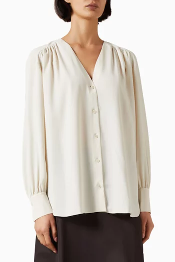 قميص بفتحة رقبة على شكل حرف V‏ وأزرار