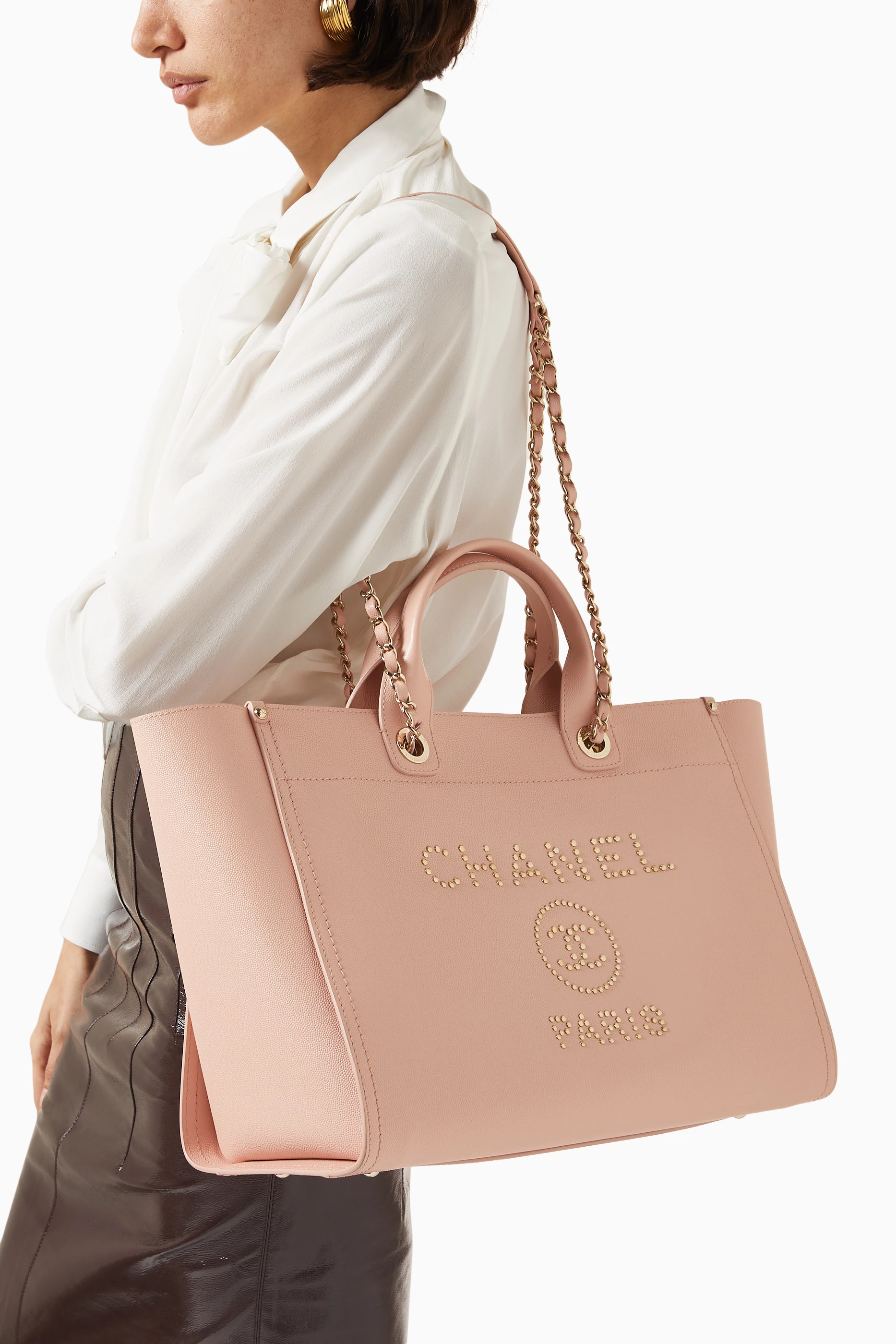 sharealivecloset on X: “Outfit of the day” CHANEL DEAUVILLE LARGE TOTE BAG  Light Pink #Chanel #chanelDEV #Chaneloutfit #chanellheart #outfitoftheday  #OutfitAugust2020 #fashionblog #purse #dev #totebag #clothes   / X