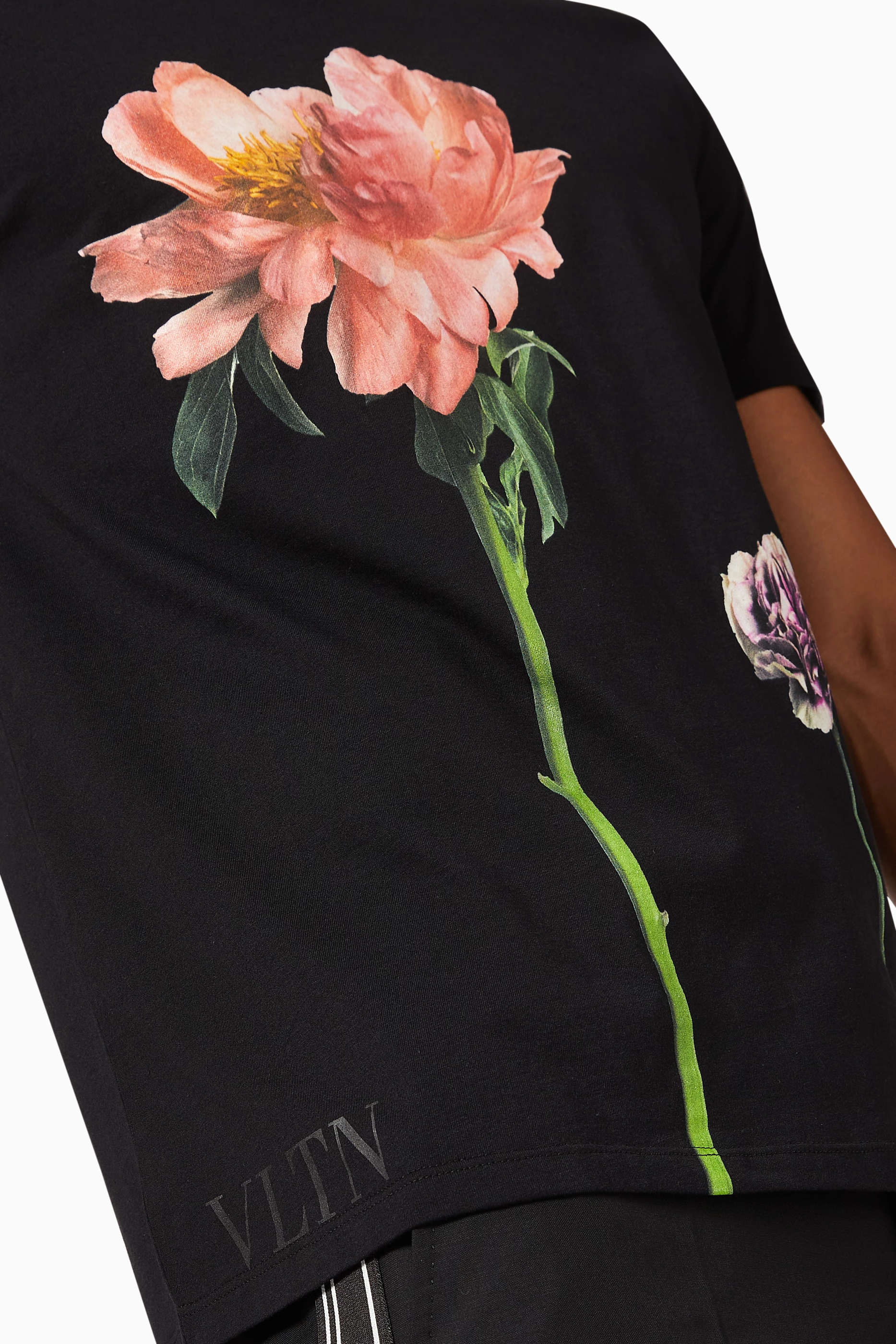 【関税込み】Valentino バーガンディ Flower Tシャツ Valentinoのバーガンディ Flower Tシャツがセール中