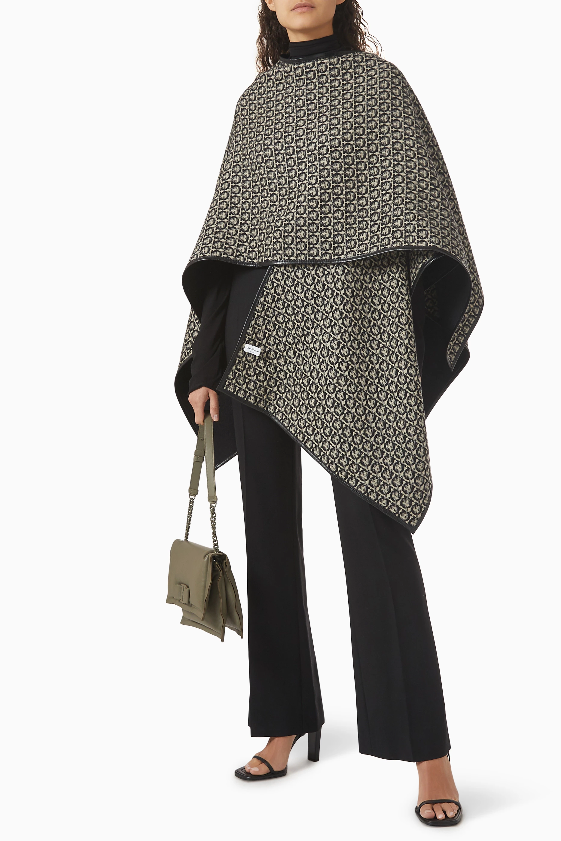 Ferragamo★ガンチニウールケープ 32 0385 CAPE ISSACA 0755829 Ferragamo☆ガンチニウールケープ 32 0385 CAPE ISSACA 0755829