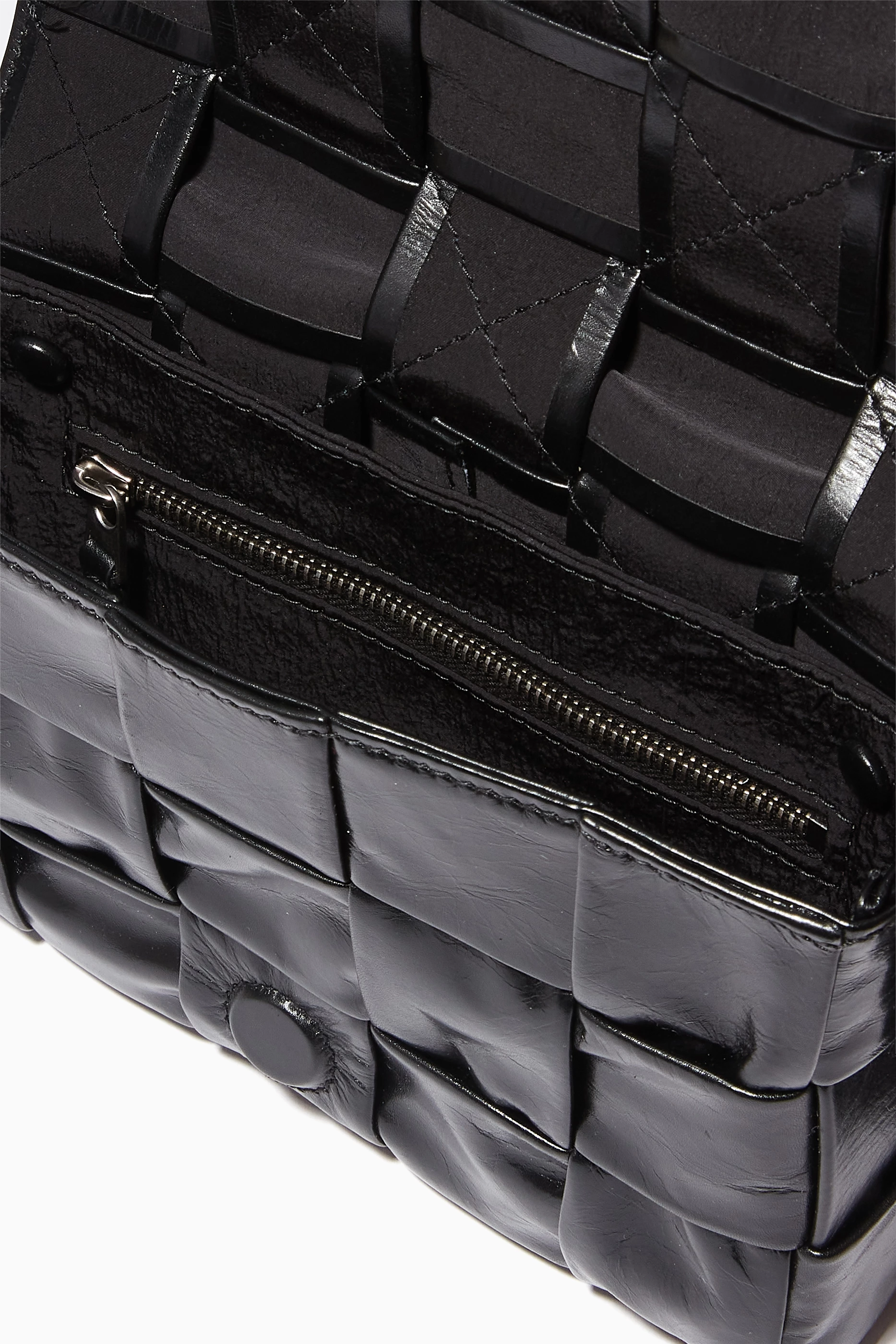 【送料&関税込】Bottega Veneta Cassette Crossbody Bag BOTTEGA VENETA Cassette Medium Intreccio Leather Crossbody