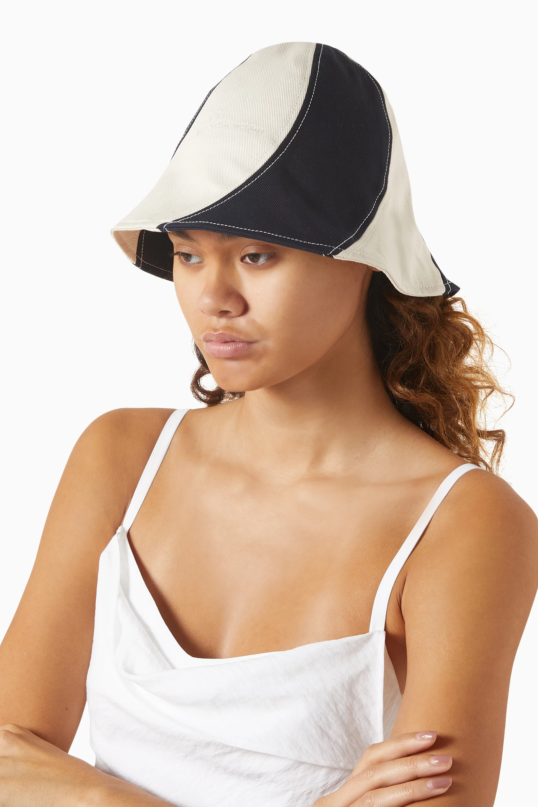 【JACQUEMUS】Le Bob Gelato Bucket Hat/追跡+関税+全国送料込み Off-White & Navy 'Le Bob Gelato' Bucket Hat by JACQUEMUS on Sale