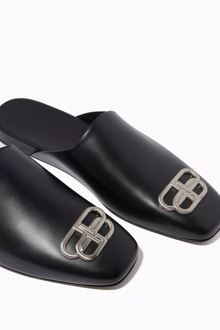 25SS new/BALENCIAGA Cosy BBレザースリッパ Slippers Black Cosy BB leather slippers in black - Balenciaga | Mytheresa