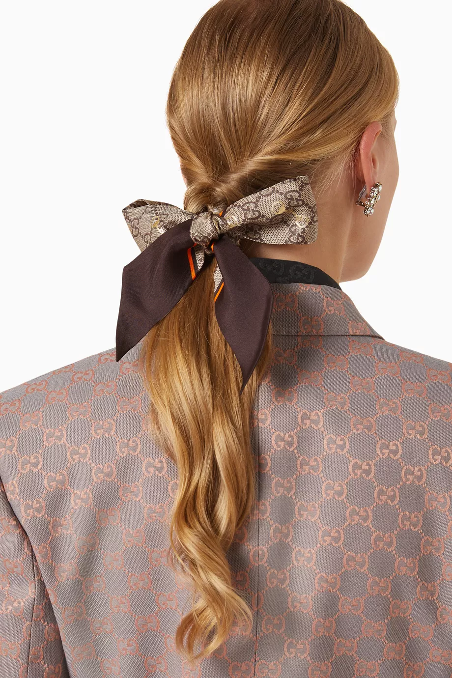 スカーフ Gucci Gg Chain Horsebit Print Silk Neck Bow Buy Gucci Brown GG-print Horsebit Neck Bow in Silk For Women