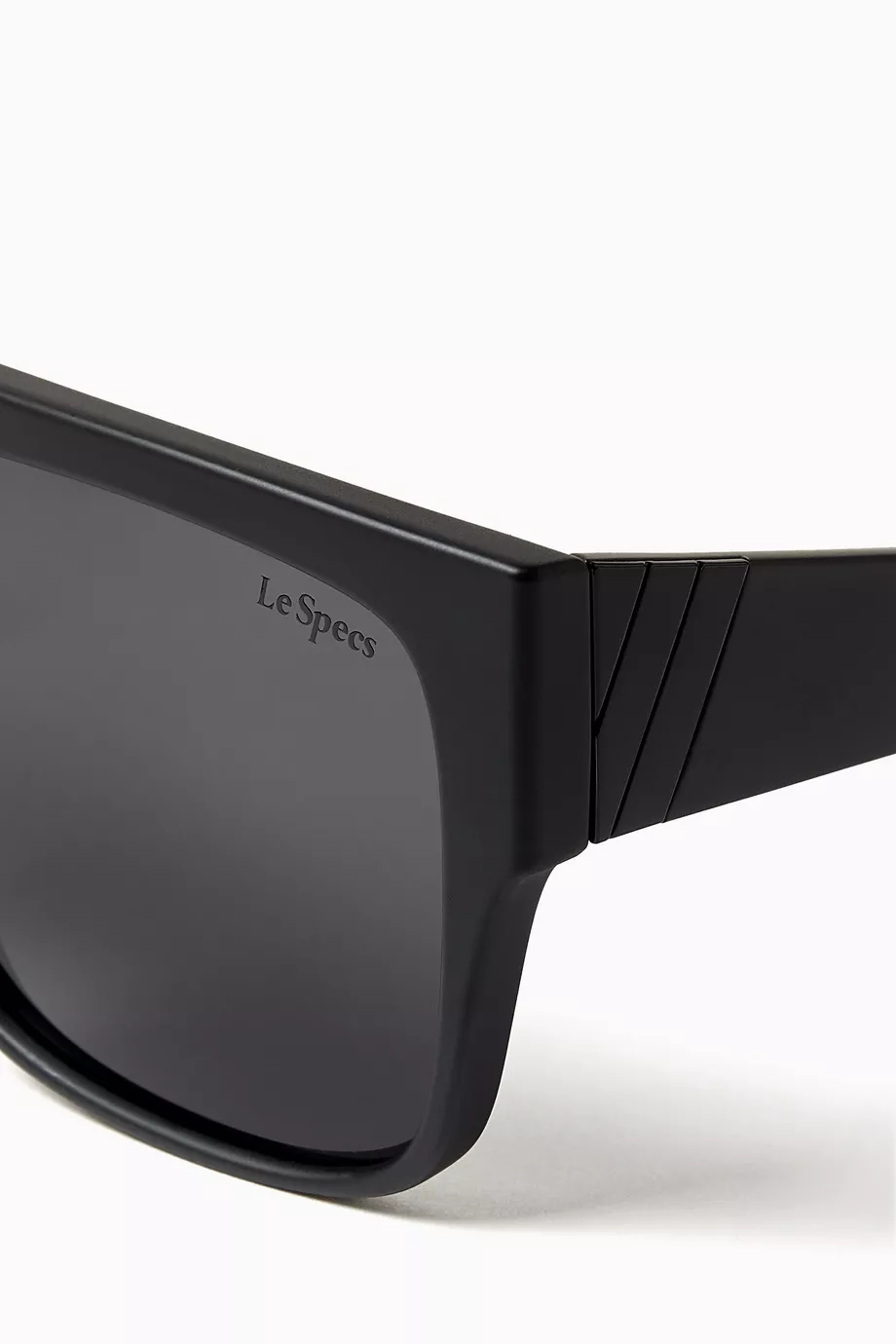 Buy Le Specs Black Bravado Sunglasses For Men Online Ounass Saudi